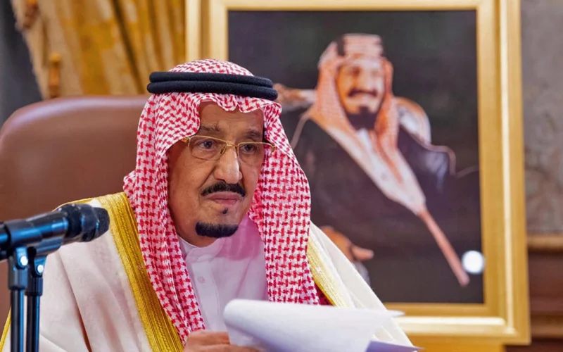 رسمياً وبقرار ملكي من الملك سلمان.. الجوازات السعودية تبدأ بالسماح لجميع المقيمين بالعمل في هذه المهن بدون كفيل