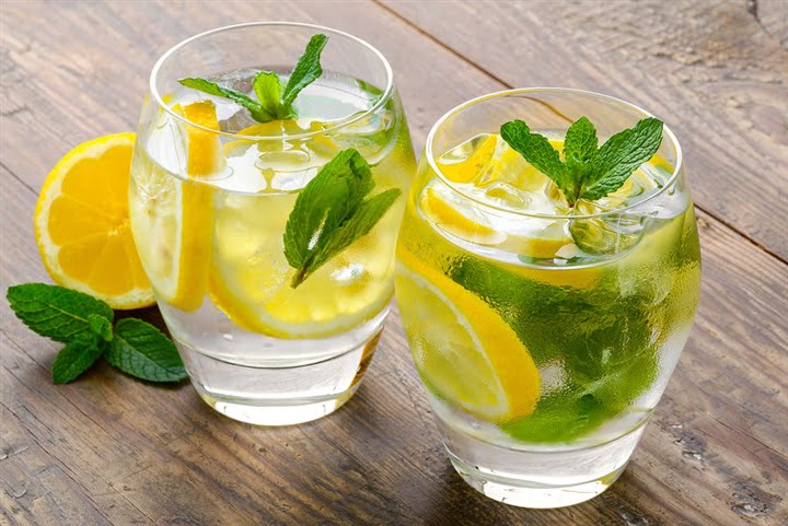 لن تستغنوا عنه بعد اليوم.. 11 سبباً سيجعلكم تشربون الماء مع الليمون يومياً على الريق