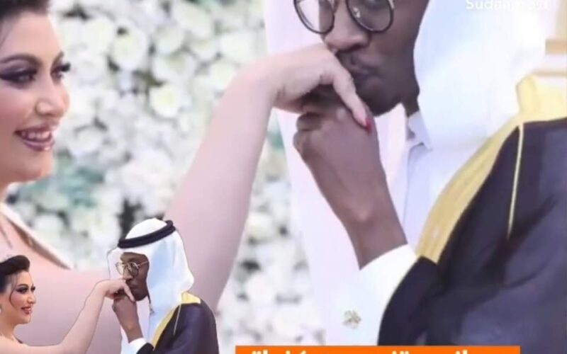 شاهد.. فيديو جديد للسوداني “عزيز” وهو يلعب مع كفيلته السعودية ويداعب شعرها بدون خجل!!