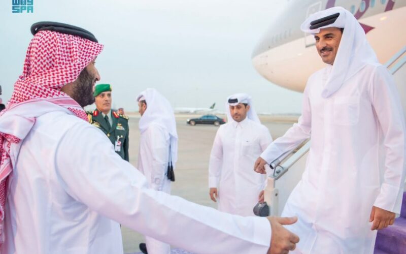 شاهد المفاجأة التي حدثت لحظة استقبال محمد بن سلمان لأمير قطر في العاصمة السعودية الرياض!!