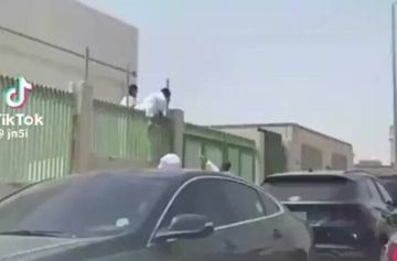 فيديو يشعل السعودية لحظة سقوط طالب سمين عند محاولته الهرب