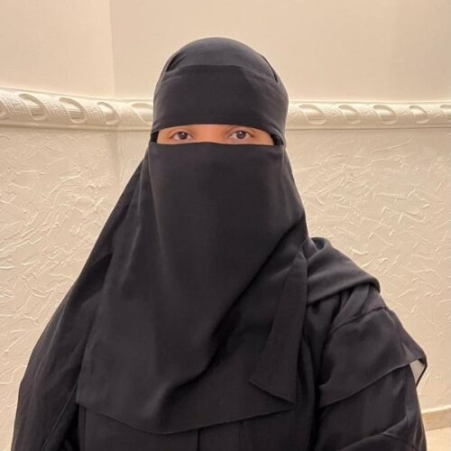 خمسينية سعودية ترفض الزواج براً بوالدتها المريضة.. وبعد وفاة الأخيرة حصلت المفاجأة الكبيرة!