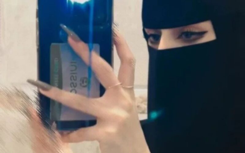 صدفة غريبة تقود سعودية لاكتشاف زواج زوجها من إمرأة.. شاهد كيف كانت ردة فعلها!! شاهد الفيديو