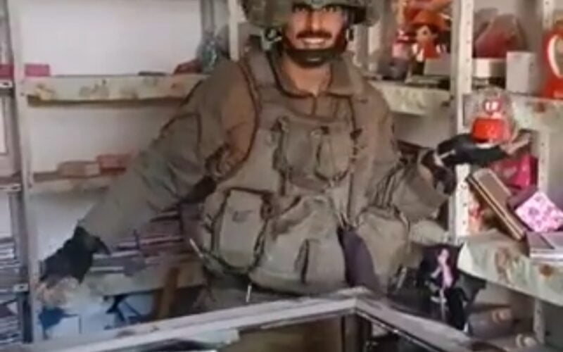 فيديو أغضب مليار مسلم.. شاهد ماذا فعل هذا الجندي الإسرائيلي داخل محل لبيع الألعاب في غزة!!