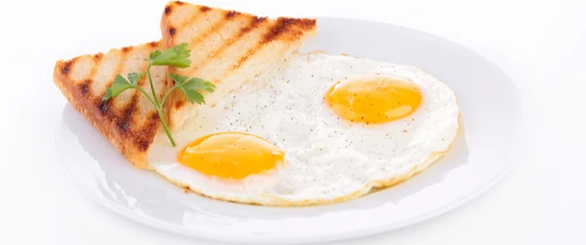 كم أكل بيضة في الأسبوع؟ وهل البيض المقلي يرفع الكوليسترول؟؟.. خبراء يجيبون