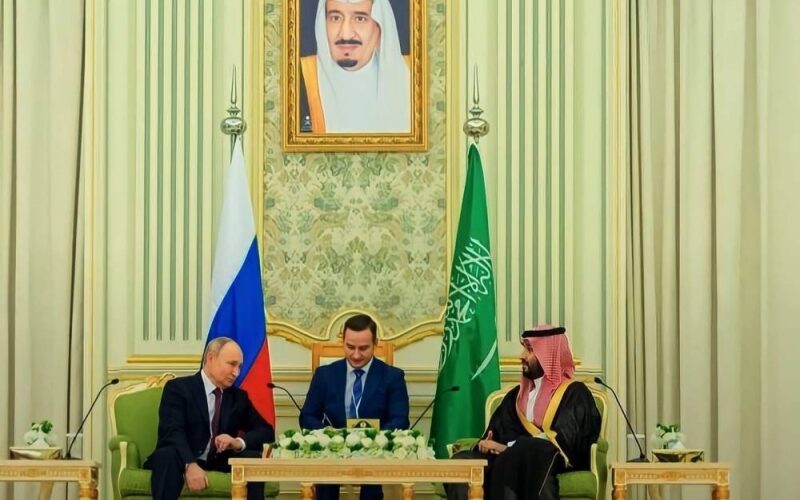 شاهد ولي العهد يصحح لمترجم ⁧‫ بوتين‬⁩: “السعودية لم تكن مستعمرة من قبل ولكن أُعيد توحيدها”