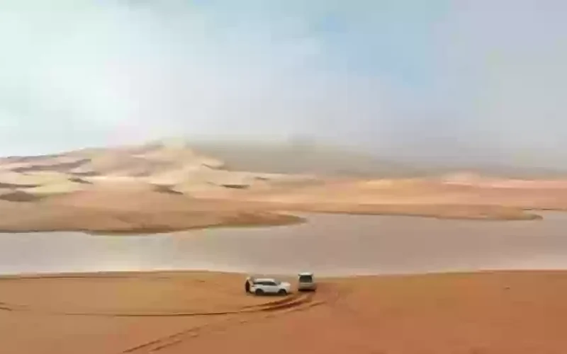 “بحيرات” ساحرة في قلب الصحراء يصورها الفنان السعودي رائد العوفي