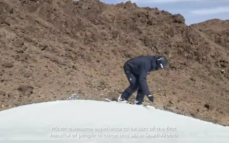 من جبال السعودية الشامخة المغطئة بالثلوج يتم تجربة التزلج لأول مرة في تاريخها!