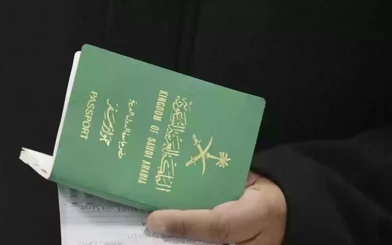 غرامة 50,000 ريال والسجن مدة 6 أشهر!! الجوازات السعودية تصدم أصحاب تأشيرة الزيارة العائلية