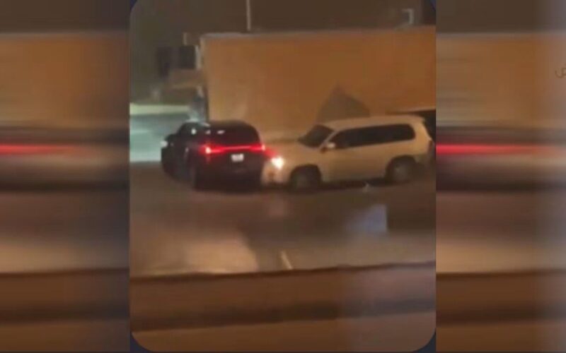 “تم القبض” مراهق في السعودية يقود سيارته بطريقة جنونية.. حاول دهس عدة اشخاص واصدم بجميع السيارات الواقفه
