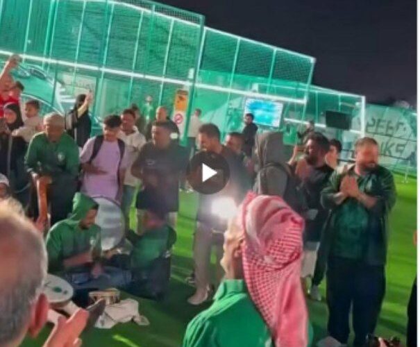 شاهد: جماهير الأخضر تبدأ بالأهازيج في الدوحة وتردد: أخضرنا قوة ما راح تغلبه!