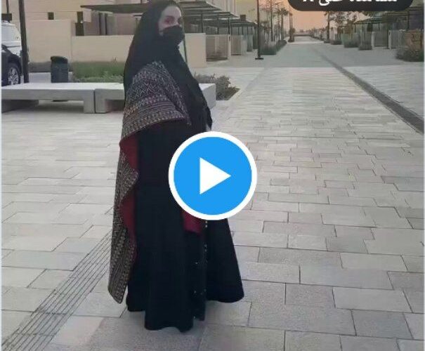 شاهد بالفيديو فتاة سعودية شديدة الجمال تمسك هذا الشيء في يدها وتقلد خبير الفلك السعودي!