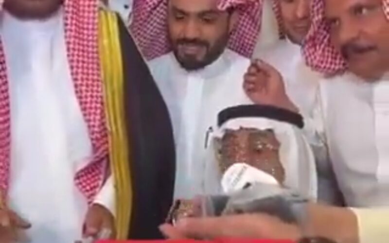 سعودي عفا عن قاتل ابنه وأعتق رقبته في ساحة الإعدام.. وبعد مرور ساعات حدثت المفاجأة!! شاهد الفيديو