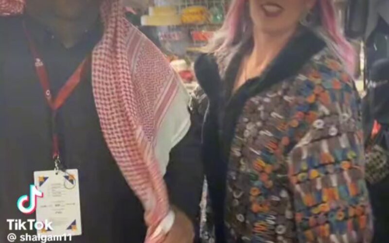 فيديو رقص مختلط في سوق الأولين بالرياض يشعل السعودية.. البنت مستأنسه على الآخر!!