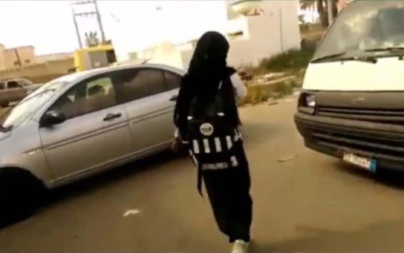 طالبة سعودية فاتنة الجمال راحت مع زملائها في رحلة لموقع آثار وعندما وصلوا إلى المكان حدثت المفاجأة!!