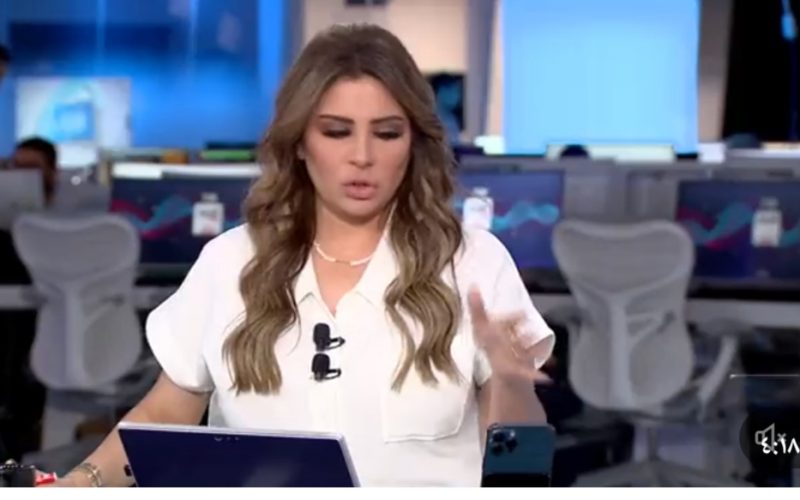 فيديو صادم لأجمل مذيعة على قناة العربية.. نسيت أنها على الهواء وفعلت شيئاً جعلها تذوب من الخجل!!