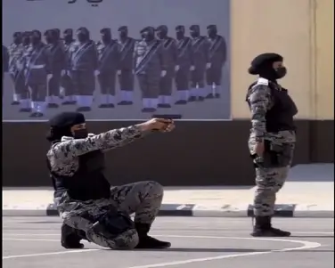 شاهد: مجندات سعوديات يخطفن الأنظار بجمالهن ومهاراتهن العسكرية