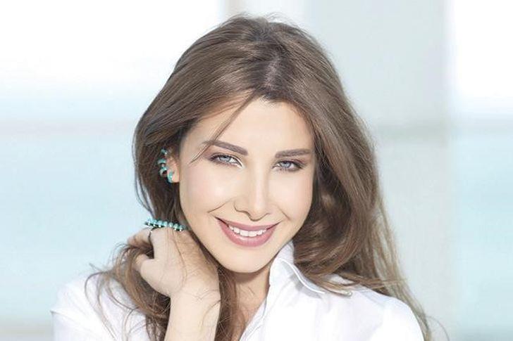 الفيديو الذي صدم الجميع.. نانسي عجرم تغني على المسرح في السعودية بفستان شفاف يكشف كل ما تحته!!