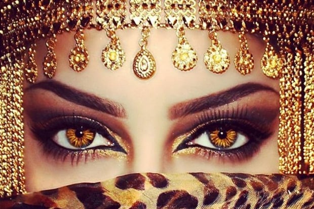 بالصور.. شاهد الفتاة العمانية التي تمتلك أجمل عيون في العالم