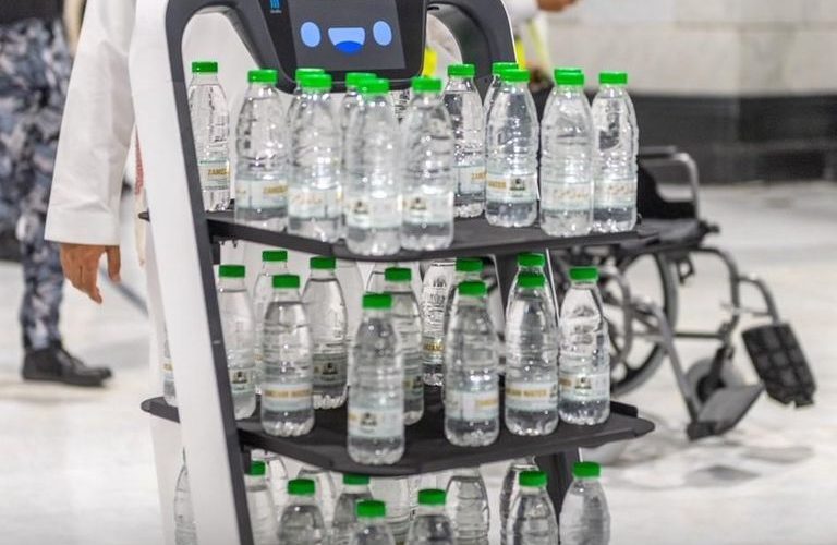 كم مدة صلاحية ماء زمزم المعبأ في عبوات بلاستيكية؟