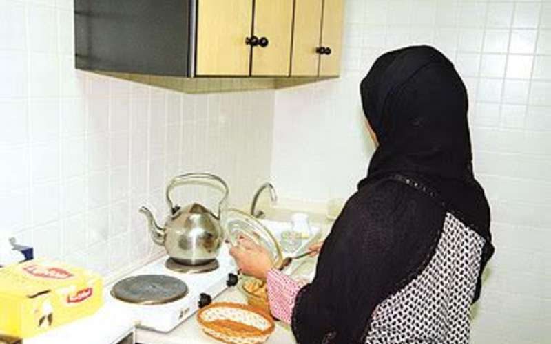 الفاجعة التي هزت السعودية وأرعبت كل النساء.. شاهد ماذا فعلت “الخادمة” في مطبخ منزل كفيلتها قبل هروبها إلى الشارع