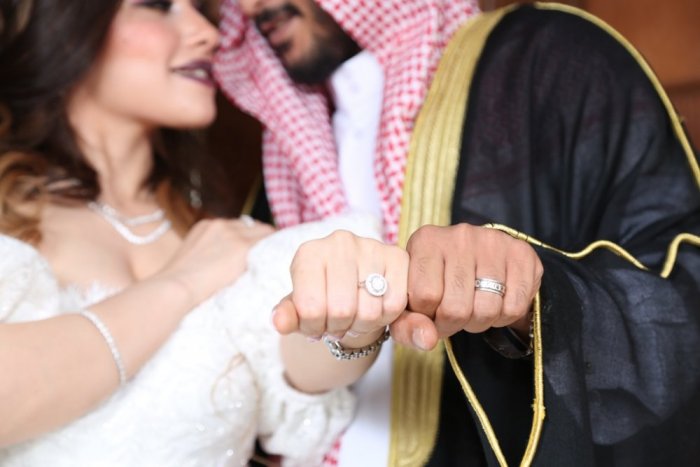“يا بنات الخليج لا تلومونا ولوموا أنفسكن”.. كاتب سعودي يكشف السر الذي جعله يتزوج من فتاة مغربية وكيف تدلعه كل يوم!!