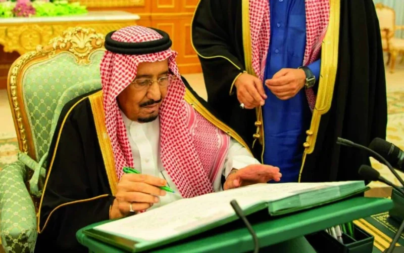 أُعجب به الملك سلمان وولي العهد..سعودي يجمع مليون صورة نادرة جدآ لملوك السعودية!!