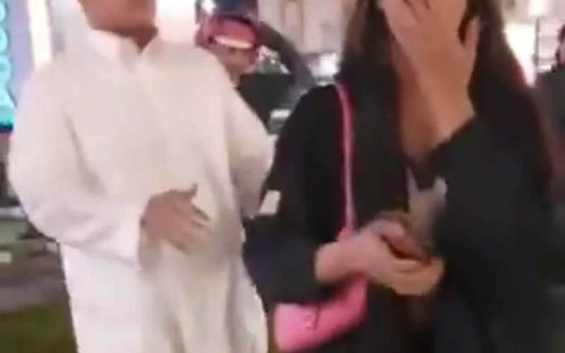 فيديو يهز السعودية.. شاهد ماذا فعلت الفتاة المراهقة مع الشاب الوسيم أمام أحد المراكز التجارية!!