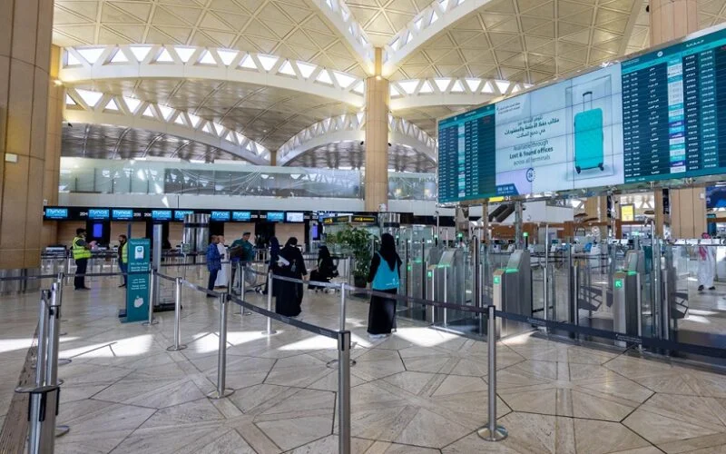 عاجل..مطار الملك خالد الدولي يحذر من التقلبات الجوية لجميع المسافرين