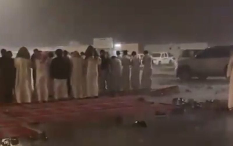 الفيديو الذي ادخل الحزن الى كل بيت في السعودية… للمرة الثانية عاصفة رعدية تضرب مصلين وتفحم اجسادهم بشكل مرعب!!
