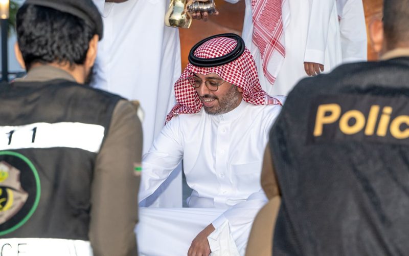 شاهد.. محافظ جدة يشارك رجال الأمن وجبة الإفطار في الميدان بكل تواضع