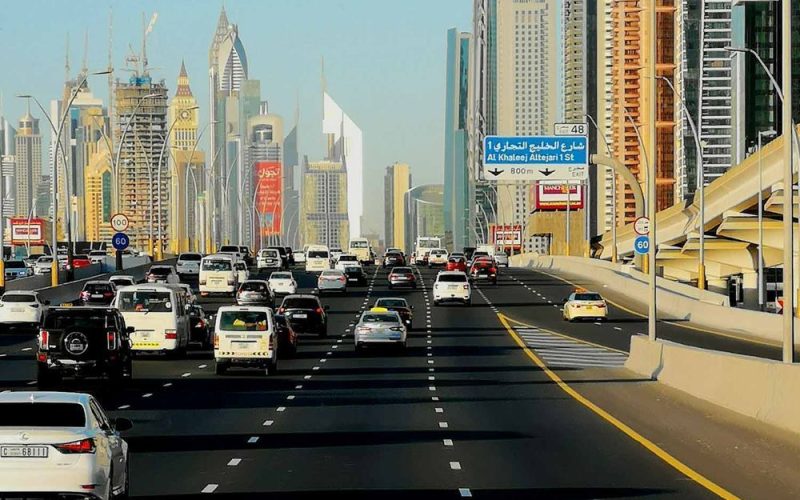 عاجل… صدمة للجميع: الإمارات تعلن عن مخالفة مرورية جديدة عقوبتها 100 ألف درهم للموطن والترحيل فوراً للمقيم