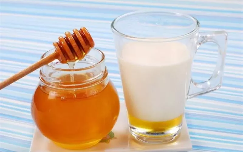 يعيدك الى سن الشباب… استشاري سعودي يكشف ما يحدث لجسمك عند تناول كوب واحد فقط من الحليب مع العسل كل صباح!!