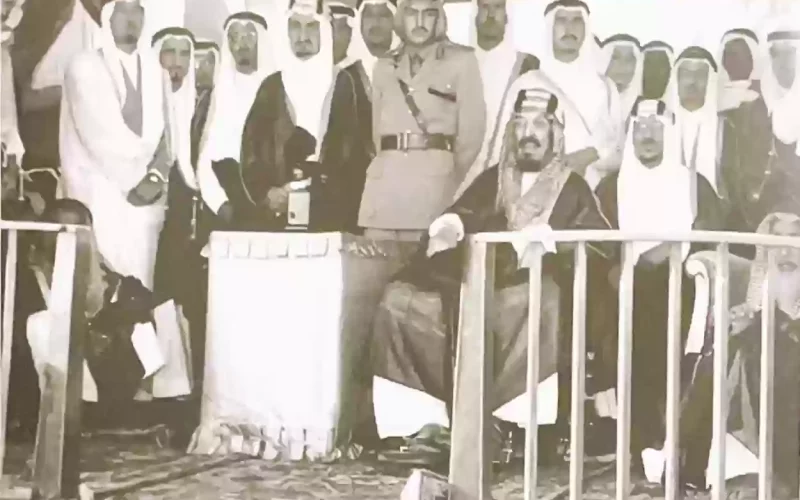 في أي عام تمكن الإمام سعود بن عبدالعزيز من هزيمة زعيم بني خالد براك بن محسن؟