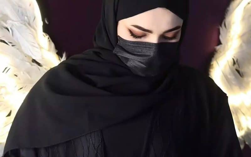 طالبة سعودية تكشف ما فعلت بها صديقتها في الجامعة وكيف دمرت حياتها!!