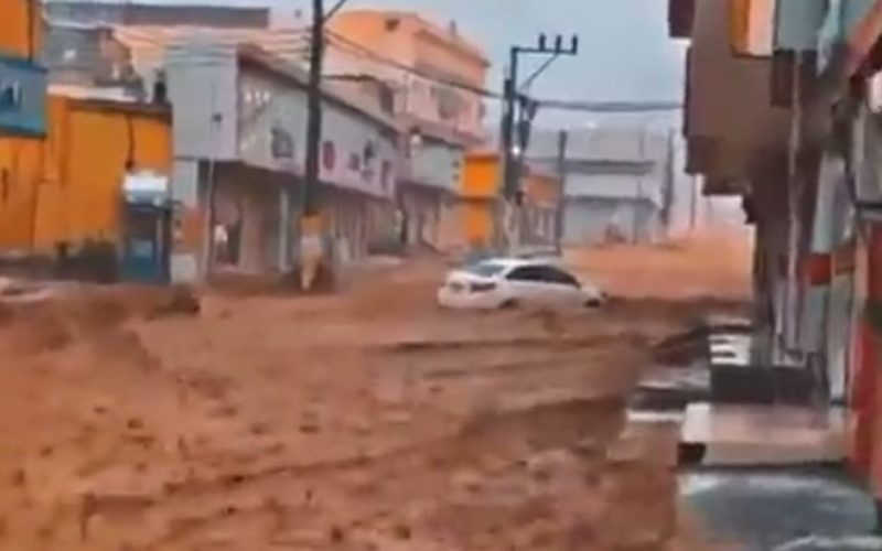 المشهد يشابه كارثة ليبيا…شاهد كيف جرفت السيول المنازل والسيارات في محافظة العيص السعودية