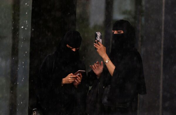 مراهقة سعودية تكشف دون خجل عن مواصفات المرأة التي يبحث عنها الرجال !!
