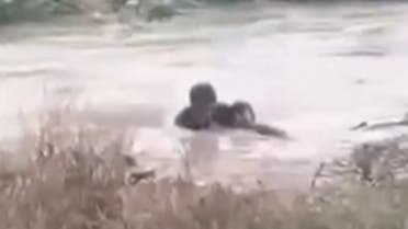 موقف بطولي من رجل امن عراقي يرمي نفسه في السيول المرعبة وينقذ شاب من الغرق