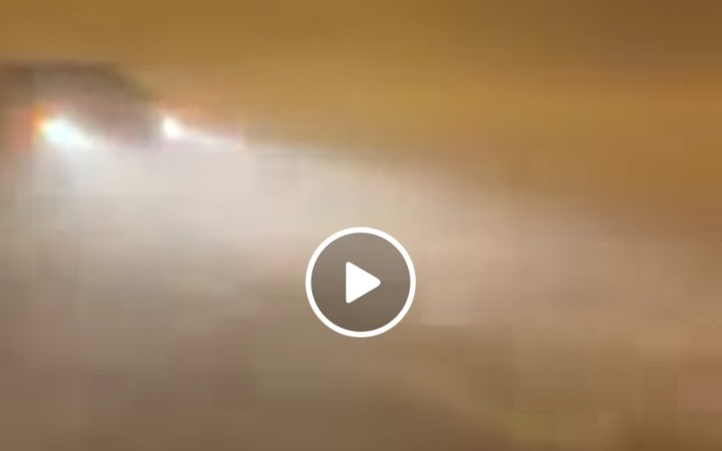 عاجل: شاهد أول فيديو للكارثة التي ضربت مدينة العين الإماراتية قبل قليل وحولت نهارها إلى ليل.. الضحايا يملؤون الشوارع!!