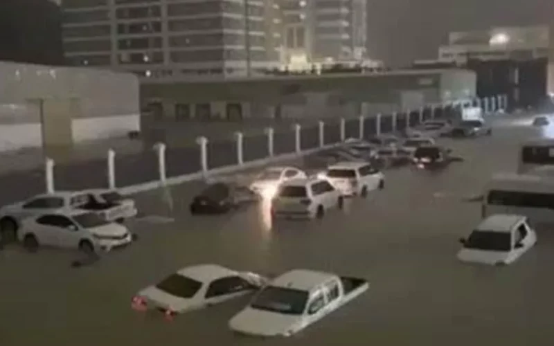 للمرة الثانية.. الإمارات تغرق تحت الماء … وأمطار تغلق مدارس وإدارات وشركات وتتسبب في الغاء رحلات جوية
