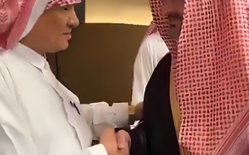 اصطحبته والدته للعيش في أمريكا وهو رضيع..  شاهد: شاب سعودي يعود إلى عائلته في المملكة بعد غياب 40 عاما