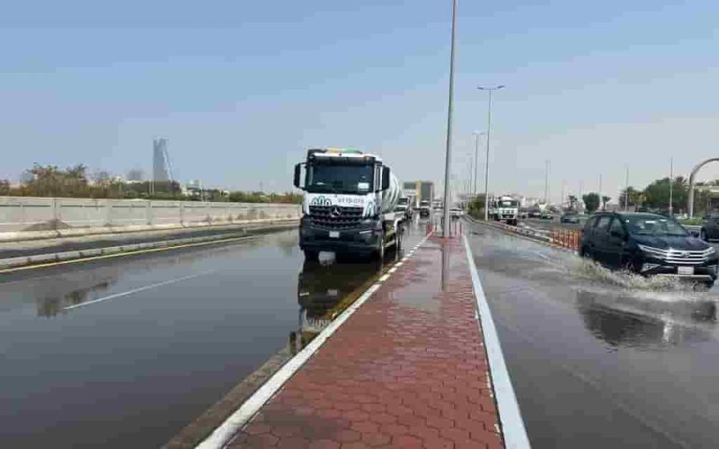 جدة: غضب أولياء الأمور لاستمرار الدراسة رغم الأمطار الغزيرة!